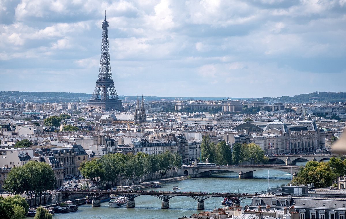 Paris city photo for travel to Valencia