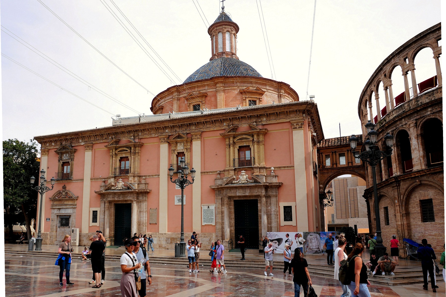 Basílica de la Virgen de los Desamparados beside Plaza de la Virgen in Valencia