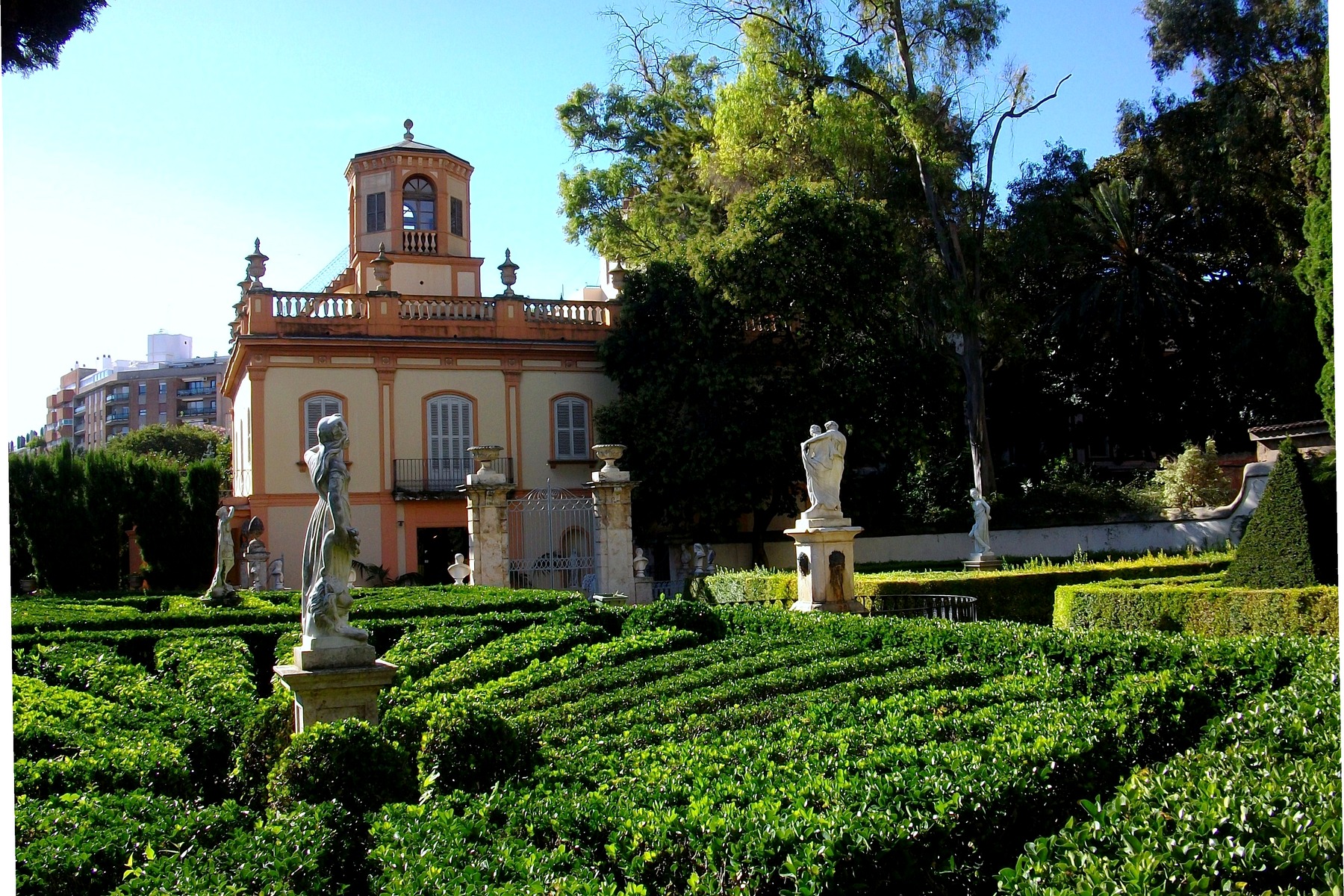 Jardin de Monforte formal garden and statues in Valencia