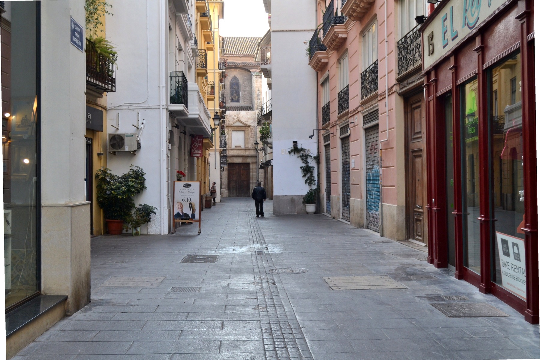 Mercado de Tapineria creative market streets in Valencia